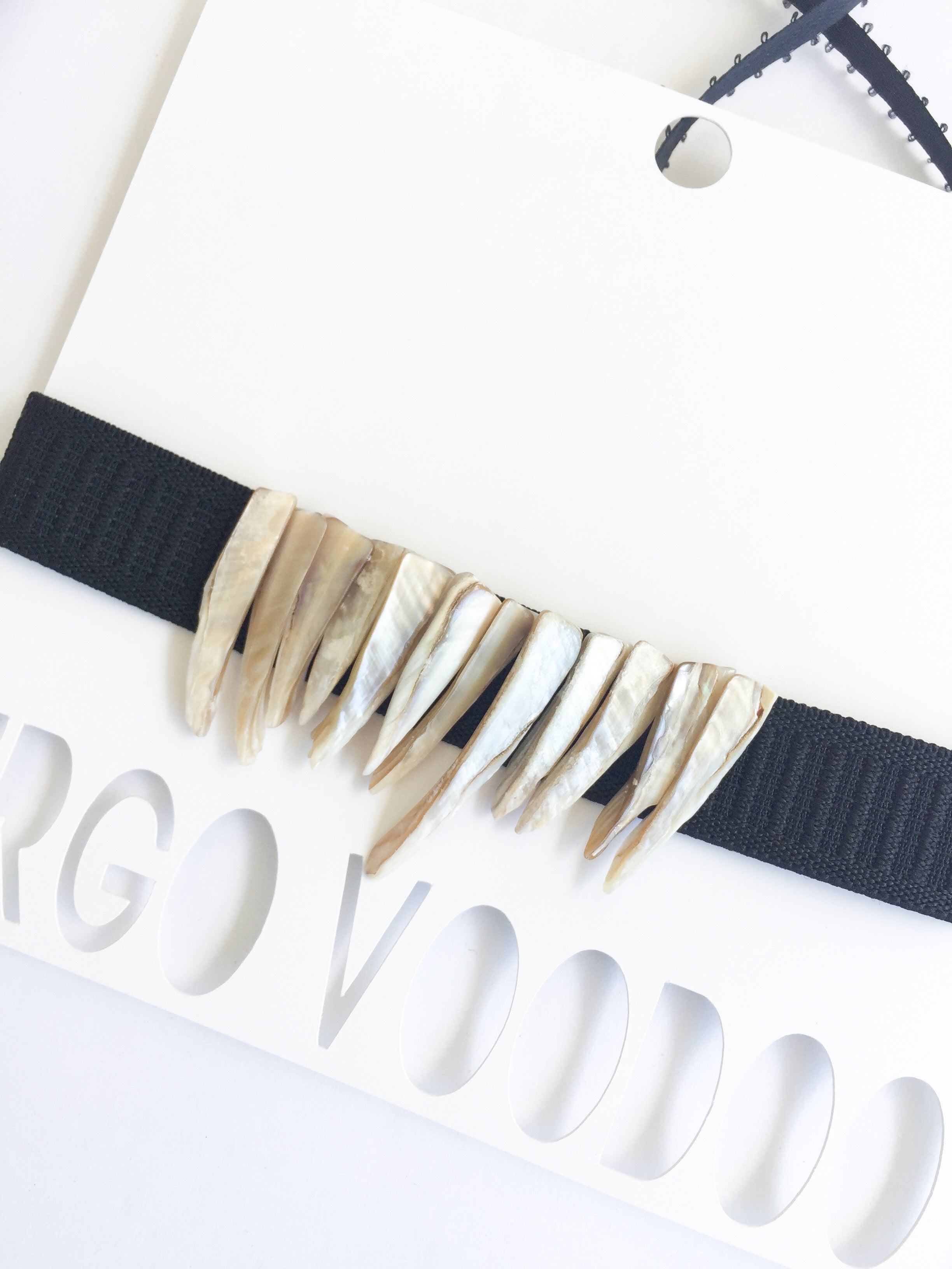Akata Shell Choker
