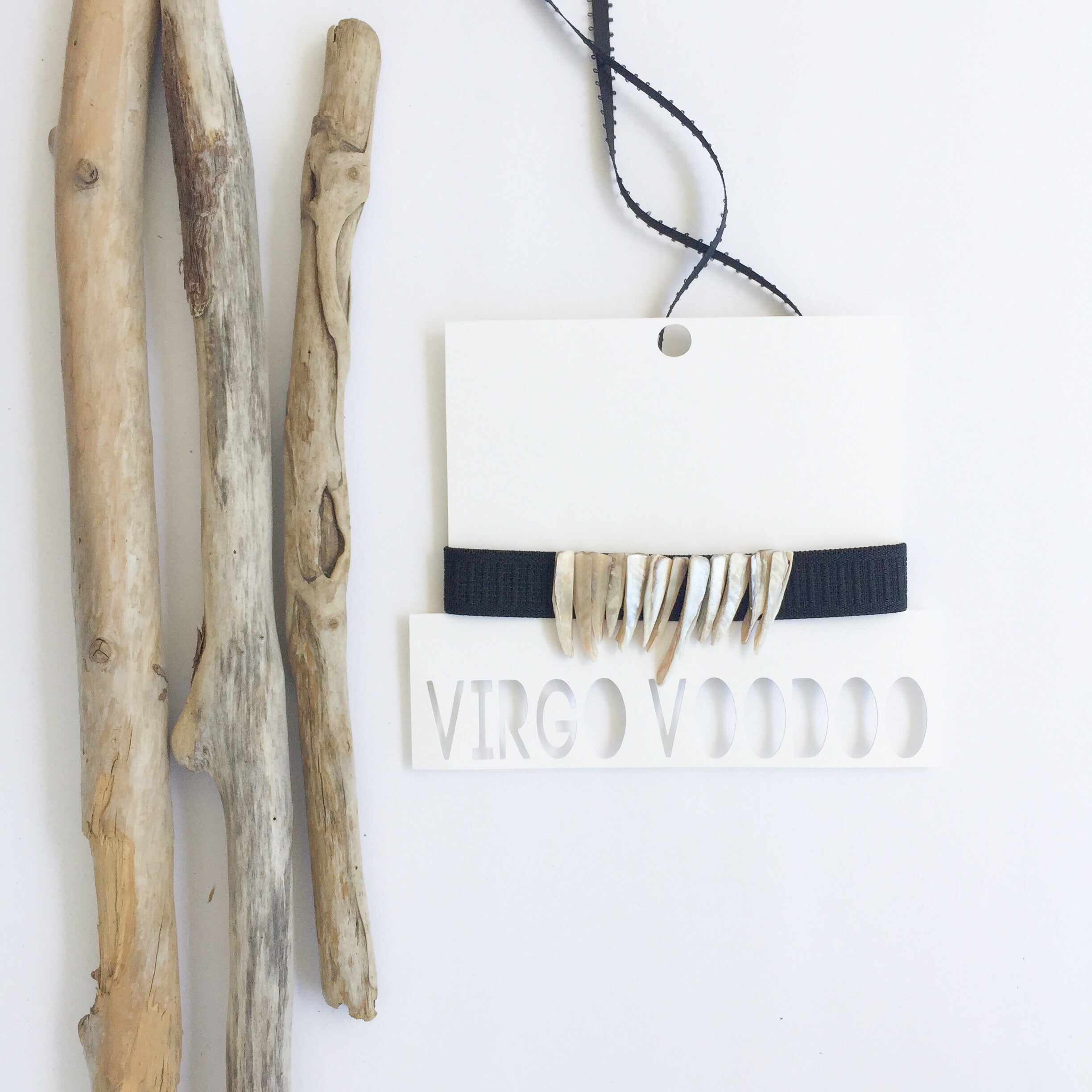 Akata Shell Choker